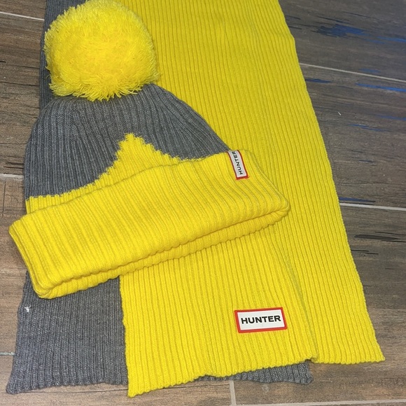 Hunter Accessories - ❤️❤️PRELOVED❤️❤️ HUNTER Original Moustache Beanie Bobble Hat and Scarf